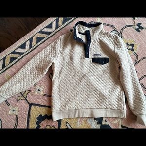 Women’s Patagonia’s quilted pullover. Size L.